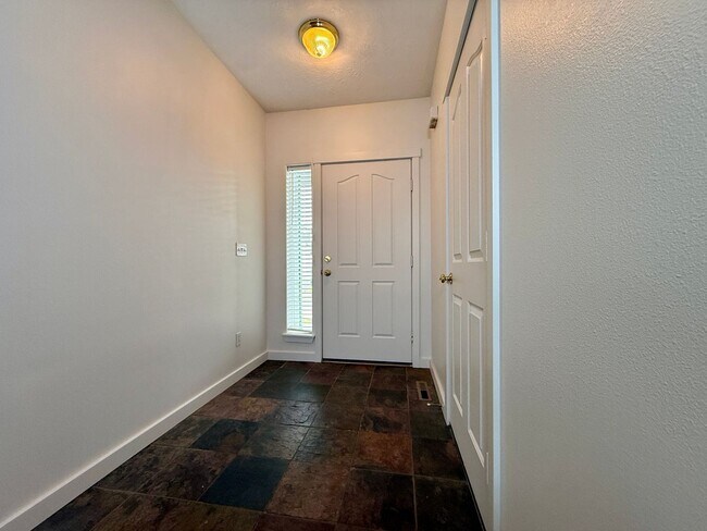 Building Photo - SCHEDULE A TOUR TO VIEW THIS VERY SPACIOUS HOME IN REDMOND!!