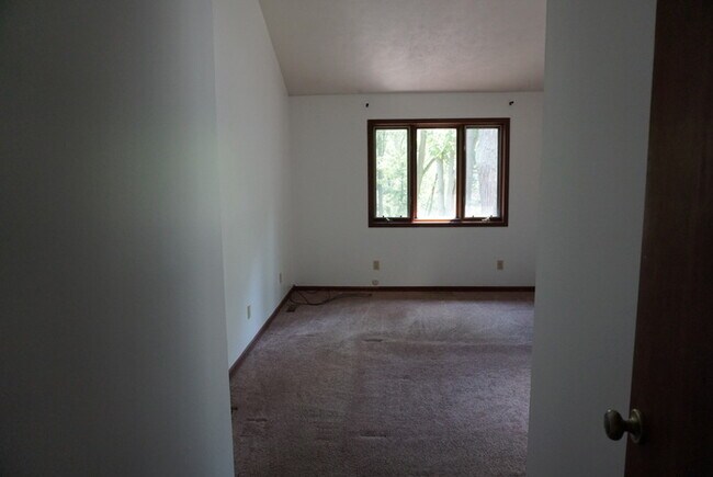 Building Photo - 2 BEDROOM HOUSE