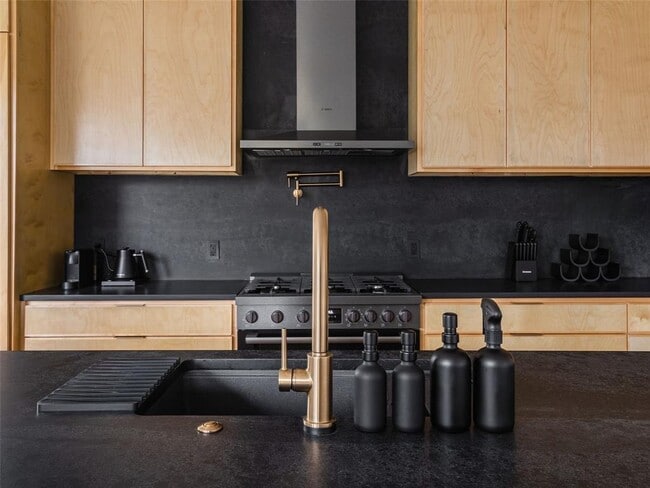 Building Photo - 1706 Brassie St