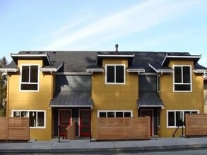 Building Photo - Two Bedroom, One and a Half Bath Townhome - Right Next to Fairmount Park