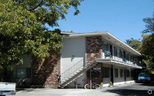 Building Photo - Walnut Manor