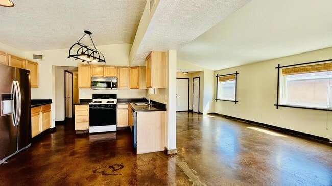 Building Photo - 5600 Mesa Ridge Rd NW