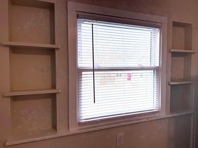 Building Photo - Central AVL - 1/1 Updated Apartment Ready Now!