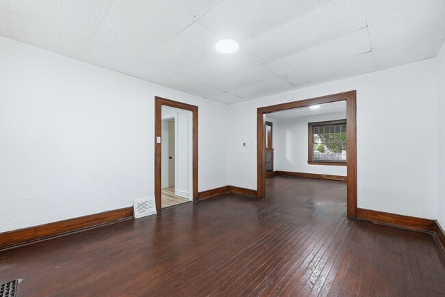 Building Photo - Freshly Updated 3BR Home