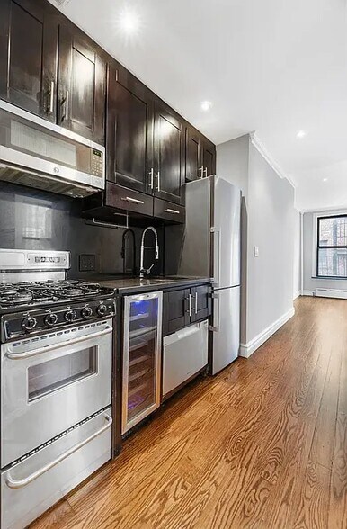 Building Photo - 424 E 9th St