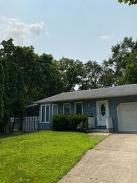 Building Photo - Recently refurbished 3 BR home in Normal