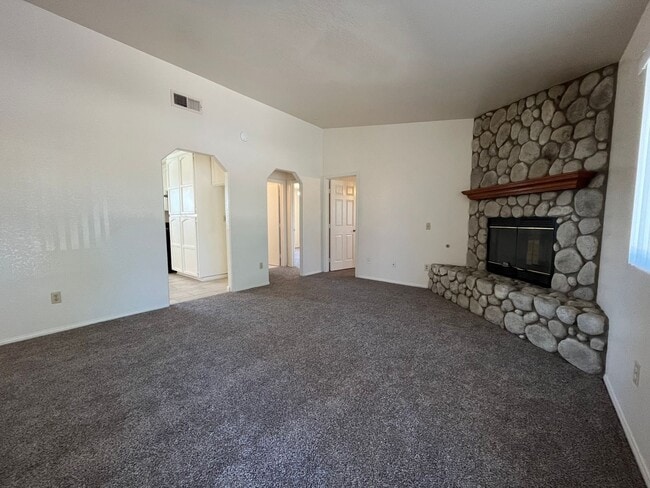 Building Photo - 3 Bedroom 2 Bath home in Hesperia Availabl...