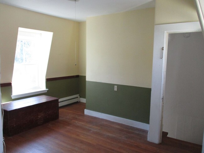 Building Photo - 3 Bedroom Victorian home near the center t...