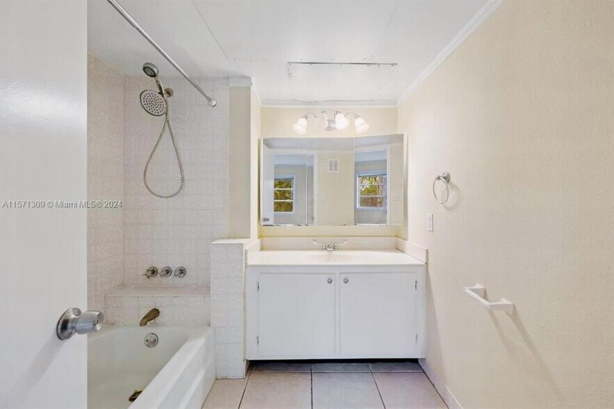 Building Photo - 124 NE 19th Ct