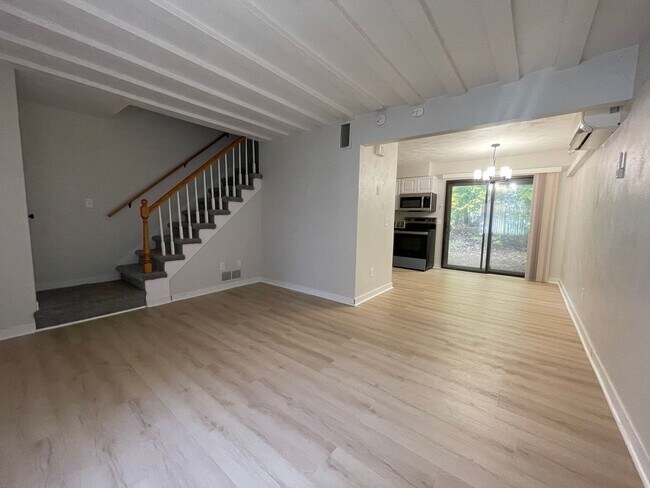 Building Photo - Two Bedroom Apartment in Portage