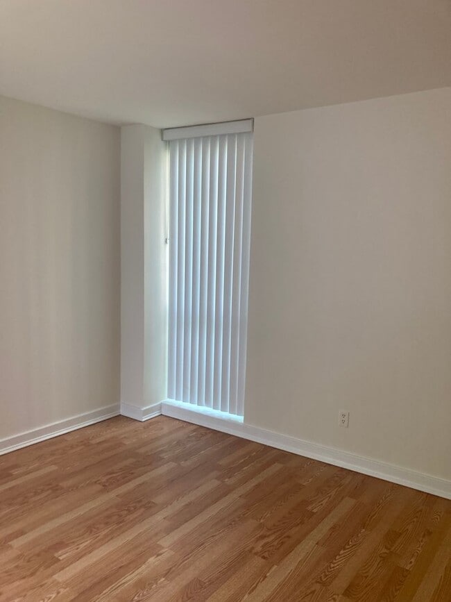 Building Photo - Impeccable 2 Bed 2 Bath Condo With Breatht...