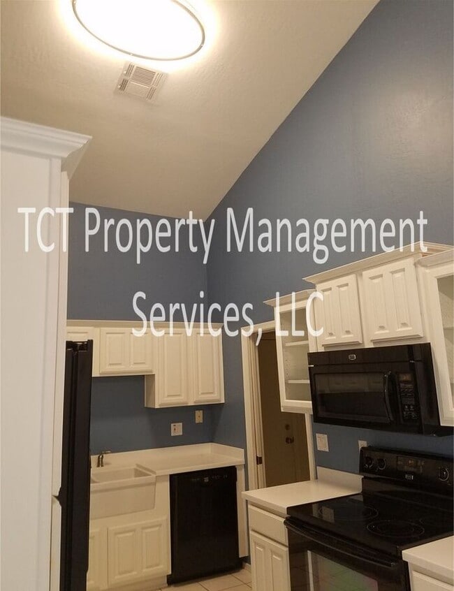 Building Photo - Beautiful Townhome with Fireplace