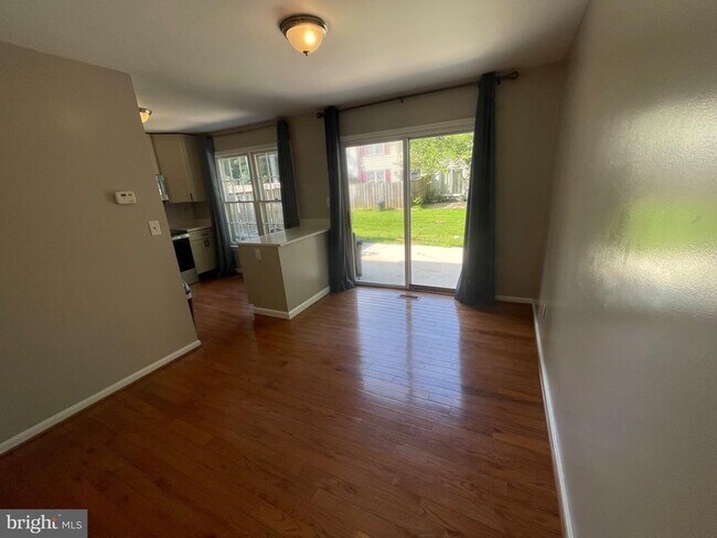 Building Photo - 10075 Maple Leaf Dr