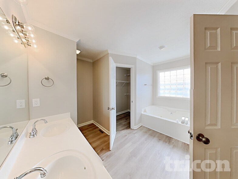 Building Photo - 5013 Claude Dr