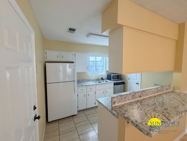 Building Photo - Adorable 3 Bedroom Home in Bluewater Bay!