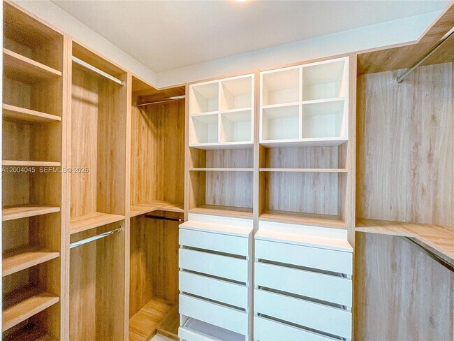 Building Photo - 15701 Collins Ave