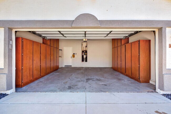 Building Photo - 697 W Oak Tree Ln