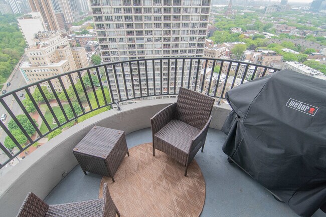 Building Photo - 2020 N Lincoln Park W