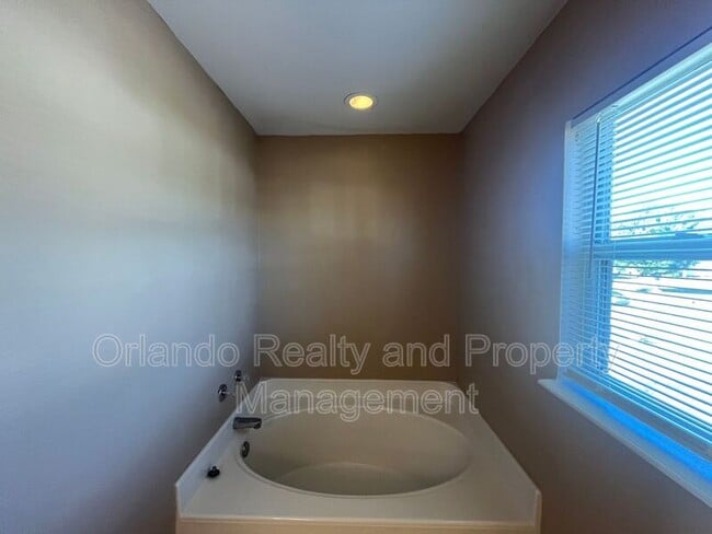 Building Photo - 204 Canterbury Ct