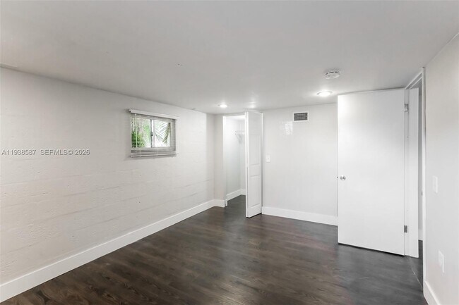 Building Photo - 1315 NE 203rd St