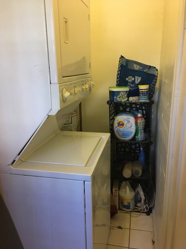 Building Photo - 466 N Orange Grove Ave