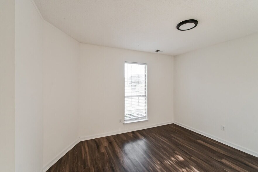 Building Photo - 7159 Creekside Dr