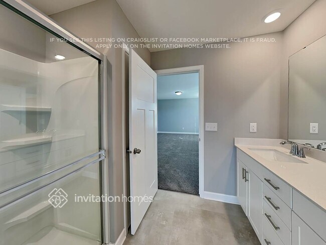 Building Photo - 10922 Glacier Ln N