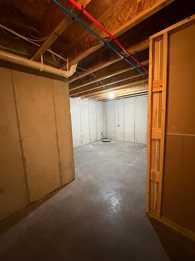 Building Photo - 588 Blue Karner Dr