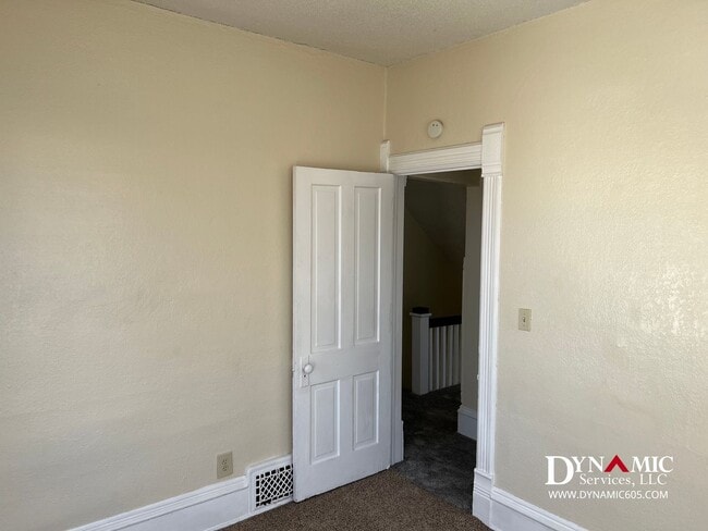 Building Photo - Remodeled 3 Bed / 1 Bath Remodeled Queen Anne Duplex – Downtown Sioux Falls