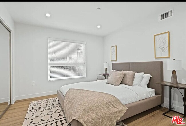 Building Photo - 5405 Hermitage Ave