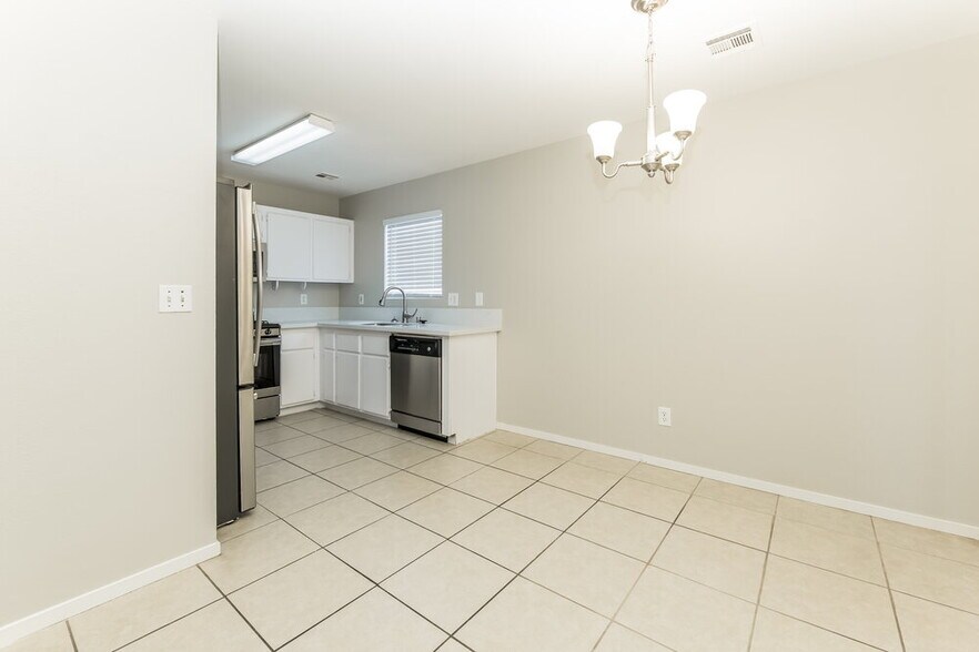 Building Photo - 3009 Honeysuckle Ave