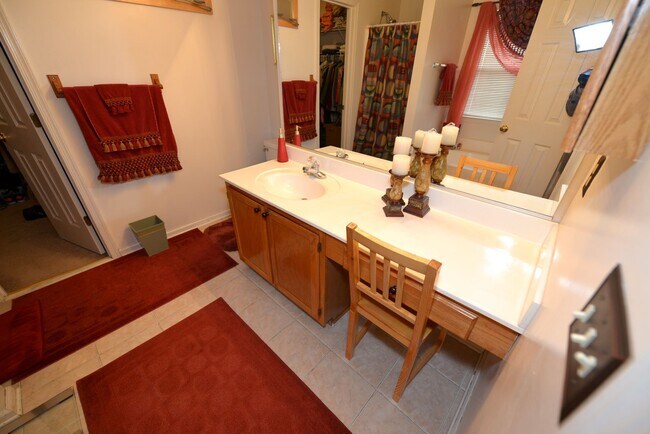 Building Photo - Quiet Cul-de -sac