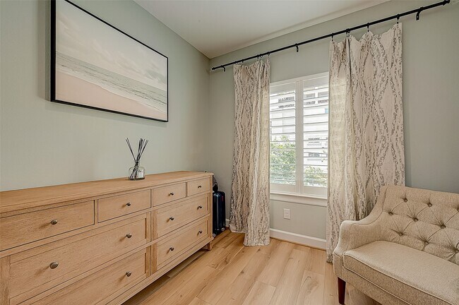 Building Photo - 909-A W 35th St