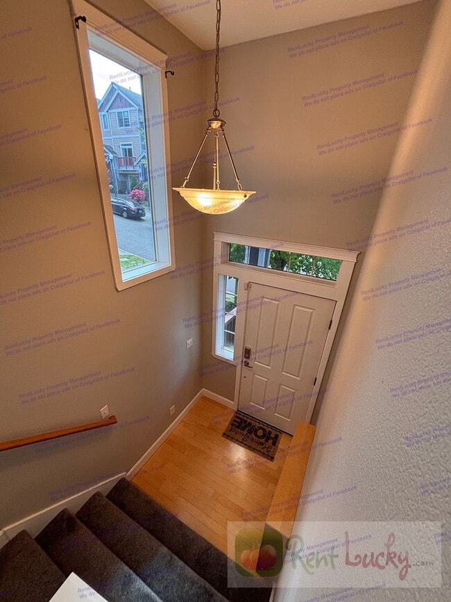Building Photo - Bright and Spacious Fircrest Townhome in U...