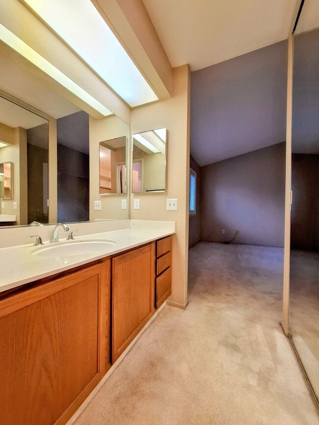 Building Photo - Large 2-story 2 Bedroom Townhouse w/Garage...