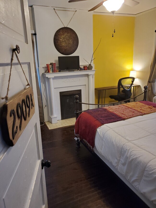 Primary Photo - 2909 Montrose Ave