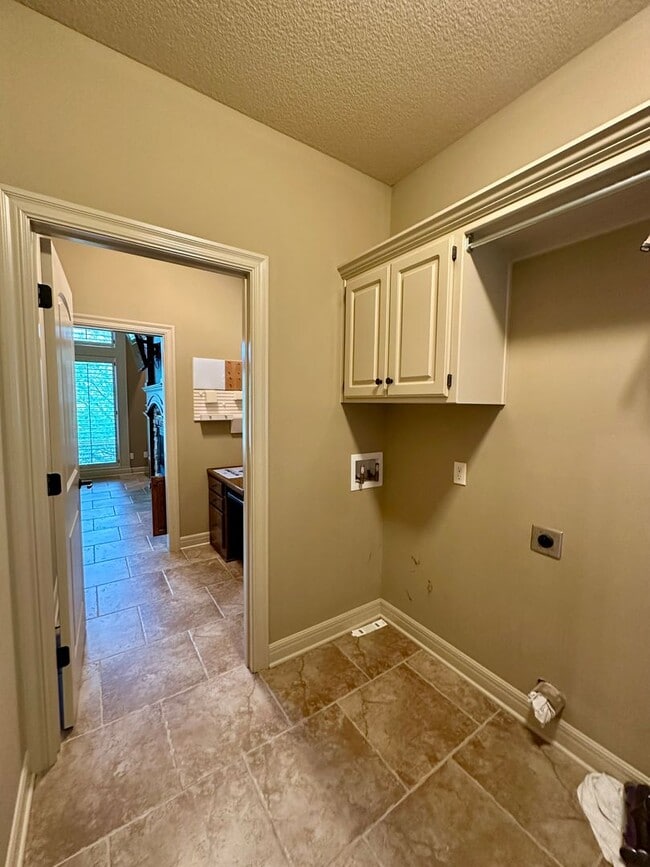 Building Photo - {9003} Wilshire Farms Reverse 1.5 Story Ho...