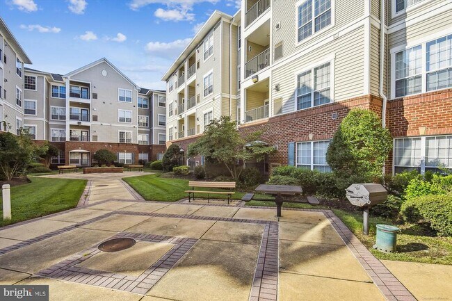 Building Photo - 4860 Eisenhower Ave