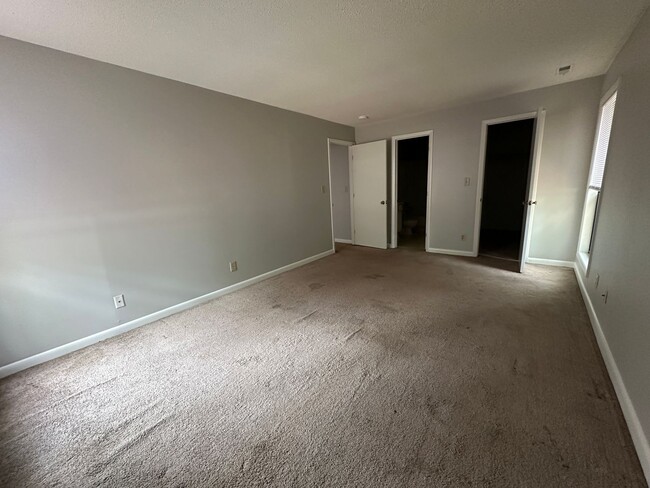 Building Photo - Sweetbriar Condos in North Raleigh - 2 bedroom