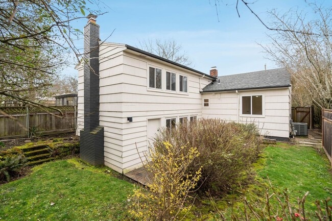 Building Photo - Beautiful, modern 4-bdrm/2-bath home in Concordia—Private, urban sanctuary w/ flex spaces