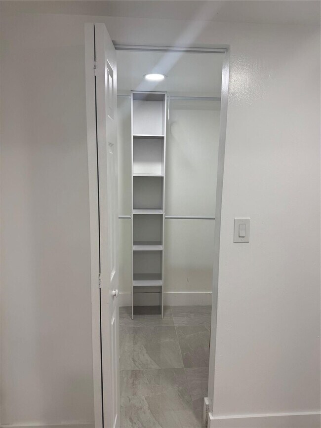 Building Photo - 5515 N Lakewood Cir