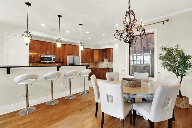 Building Photo - 358 Island Dr