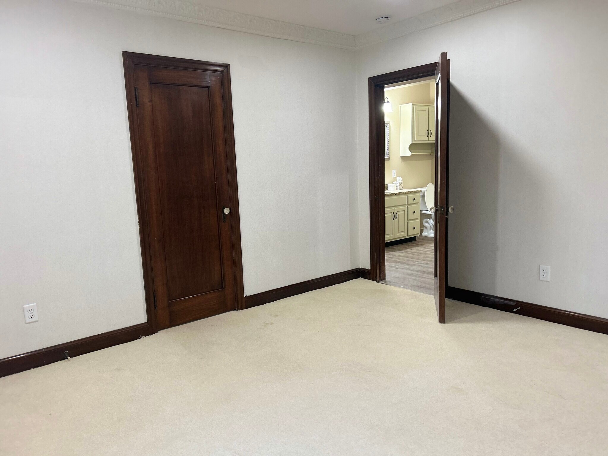 Building Photo - 547 N Broadway St