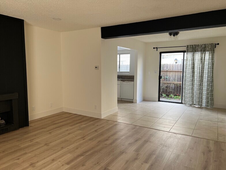 Building Photo - 2213 Huntington St