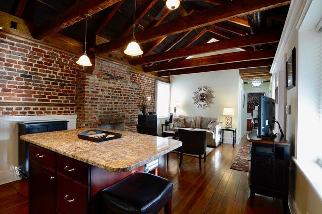 Building Photo - 80 Society St