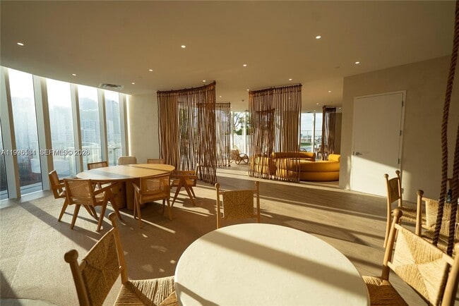 Building Photo - 275 SW 6th St