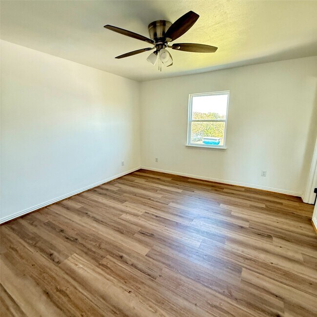 Building Photo - 143 Bastrop Bayou Dr