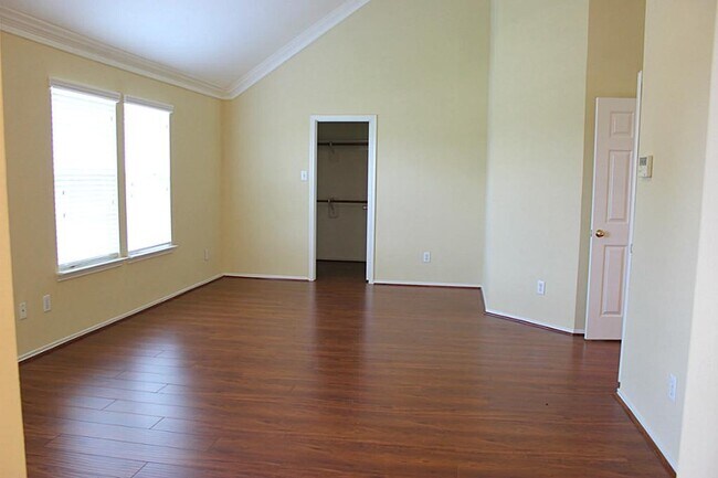 Building Photo - 4614 Forest Home Dr