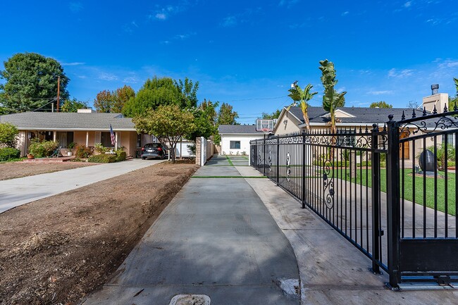 Building Photo - A Stunning 3 bed in Woodland Hills