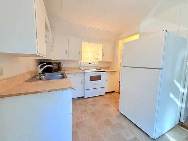 Building Photo - 10 Spruce Ave